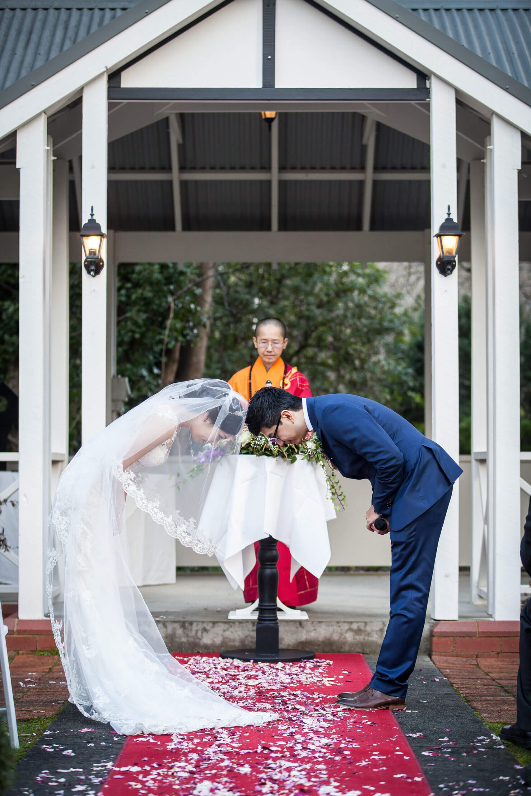 Jacqueline and Kek's Buddhist wedding captured by Monkee Photography