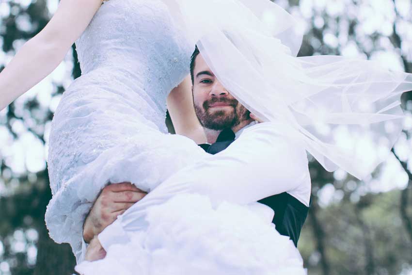 10 wedding photos we absolutely adore Romantic wedding photos we love