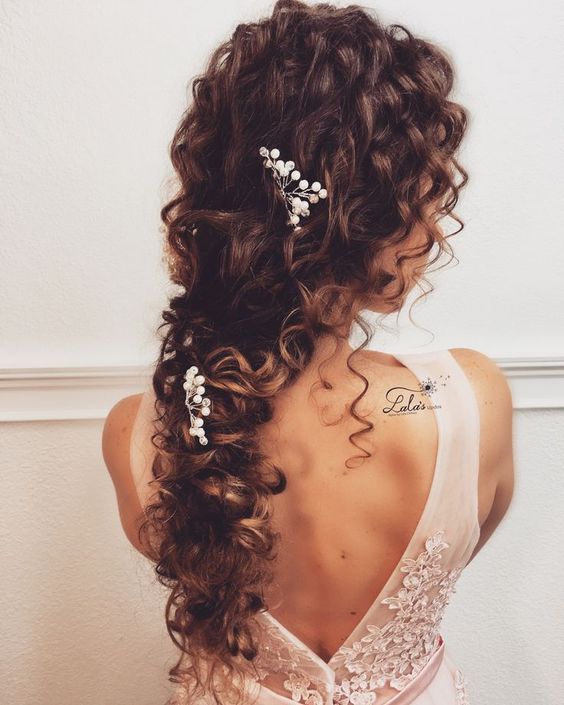 6 Romantic Hairstyles for Curly Hair | Evalectric