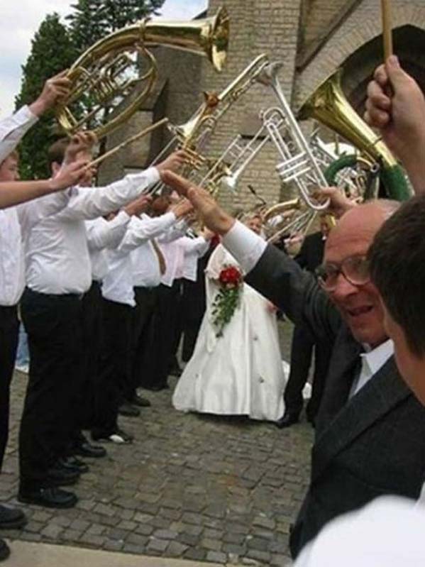 fun wedding photo photobomb