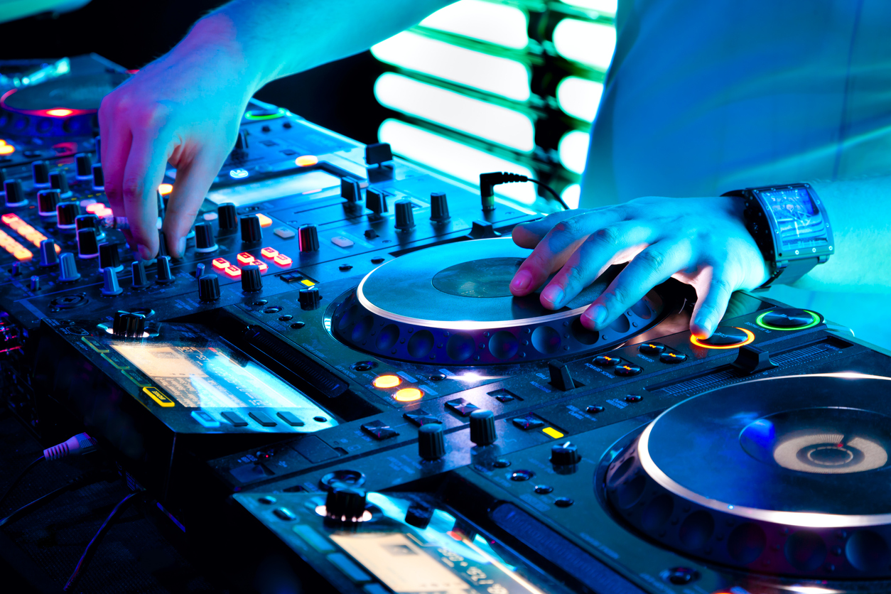 The essential guide to hiring a wedding DJ in 2019 iStock 154309553