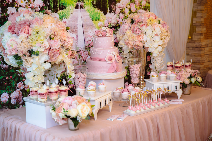 Great ideas for a stunning summer wedding celebration Candy bar and wedding cake. Table with sweets, buffet with cupcakes, candies, dessert.