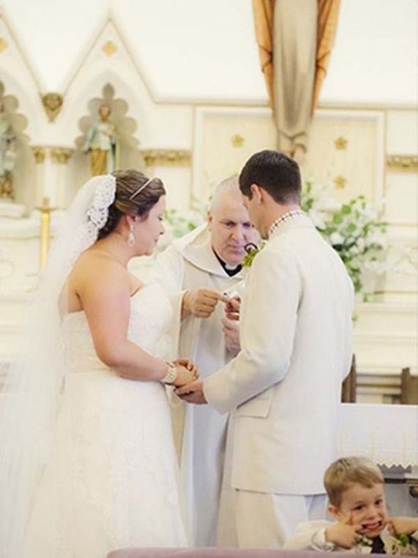 kid photobombing wedding