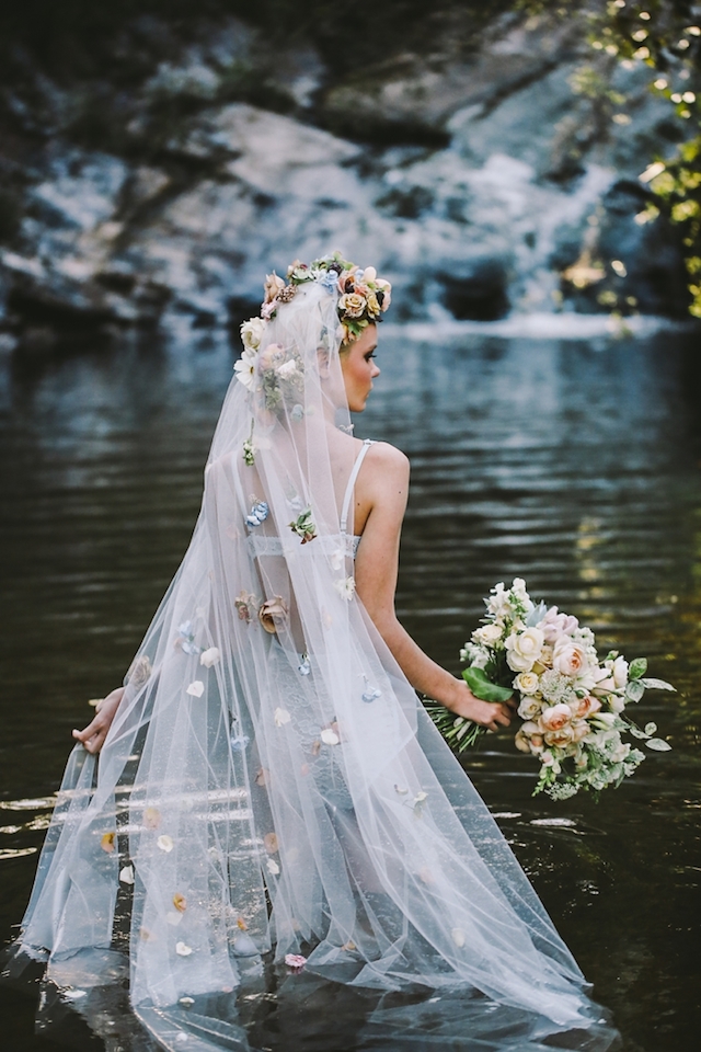 https://content.easyweddings.com/wp-content/uploads/2021/10/veil-with-fresh-flowers-2.jpg