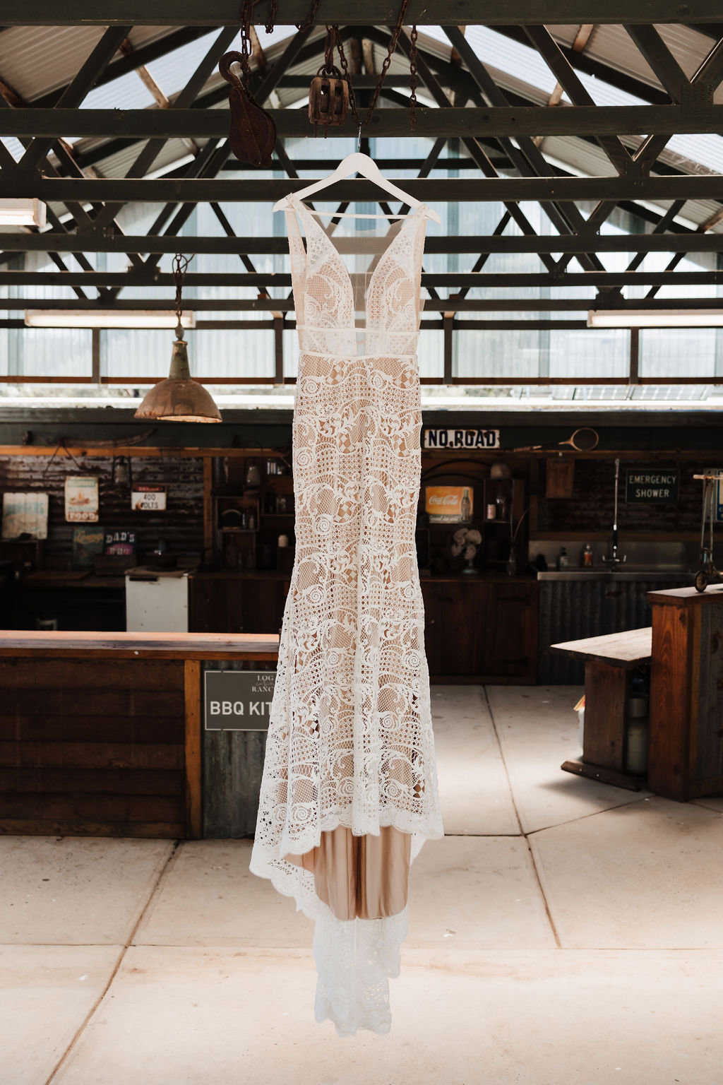 Rustic boho festival wedding inspiration at Log Cabin Ranch, Dandenong Ranges. Produced by Wild Heart Events, photographed by My Scandi Style Photography.