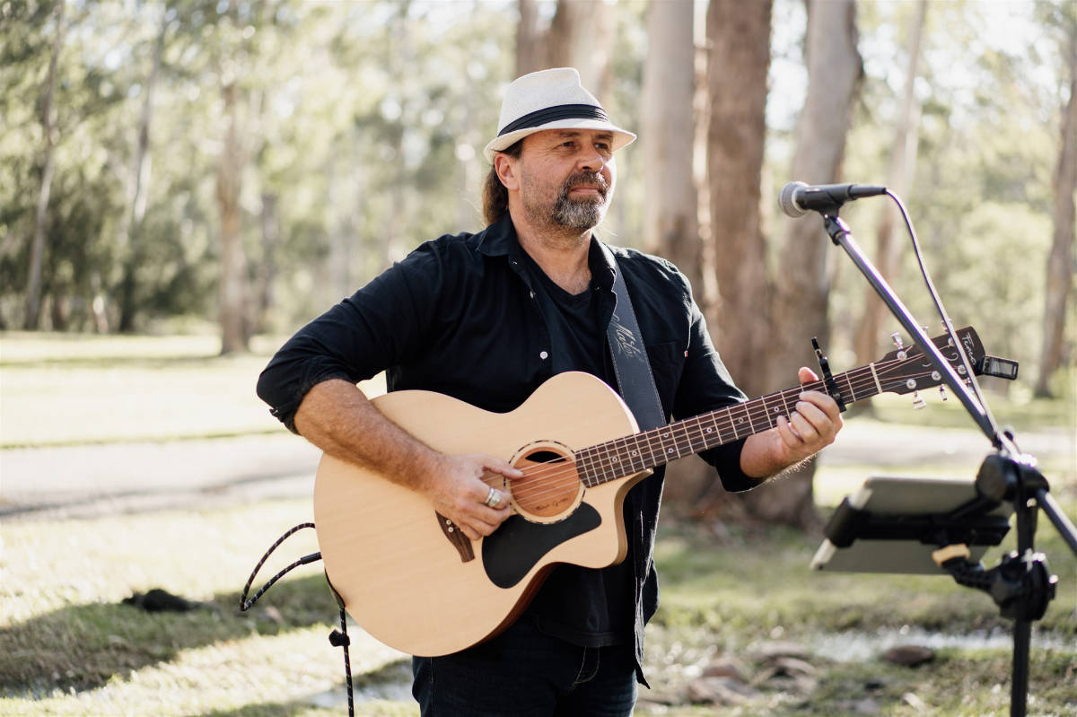 Modern rustic style at Tenayah and Josh's Gordon Country wedding in QLD, photographed by Sam Wyper Photography.