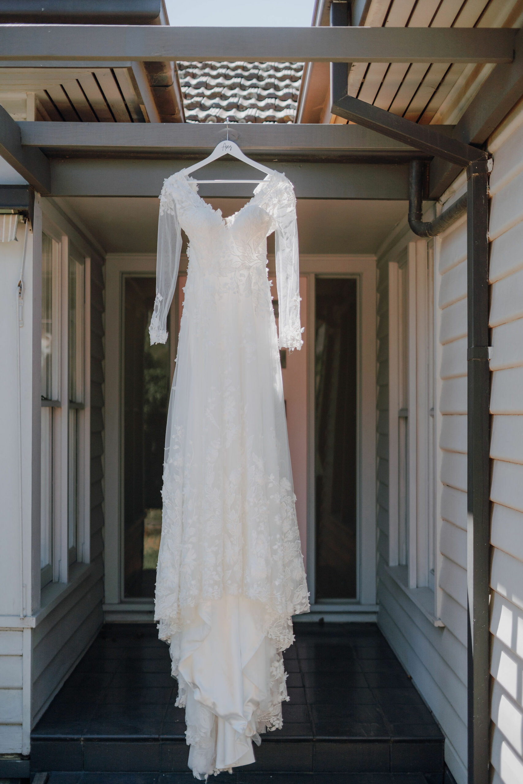 Modern romantic wedding of Amy and Brandon at Olivehouse Function Centre, Kialla. Photo by Veri Photography.