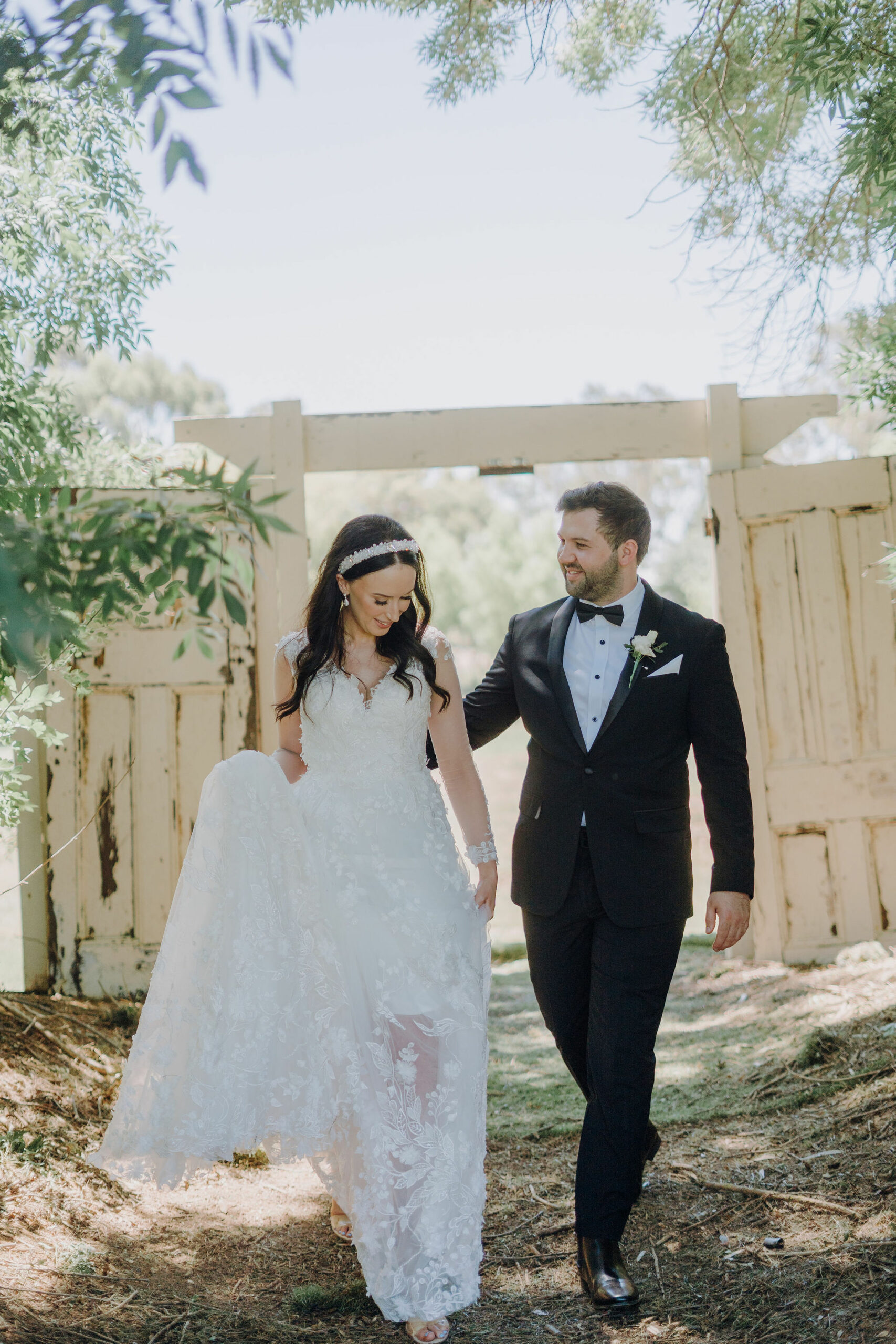 Modern romantic wedding of Amy and Brandon at Olivehouse Function Centre, Kialla. Photo by Veri Photography.