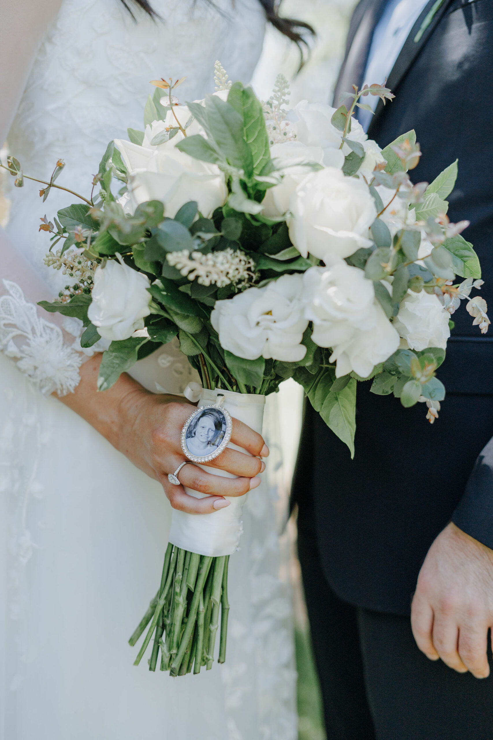 Modern romantic wedding of Amy and Brandon at Olivehouse Function Centre, Kialla. Photo by Veri Photography.