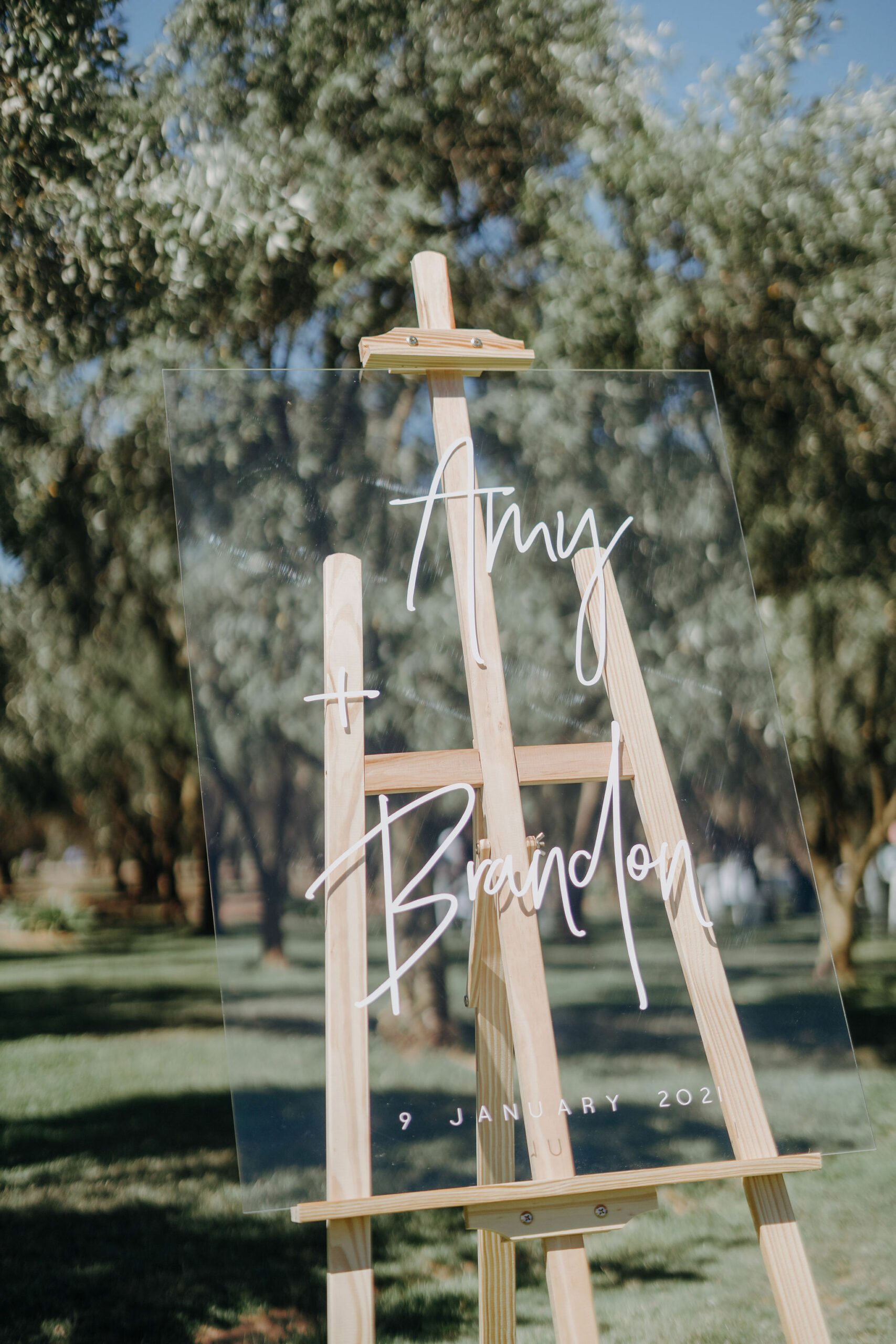Modern romantic wedding of Amy and Brandon at Olivehouse Function Centre, Kialla. Photo by Veri Photography.