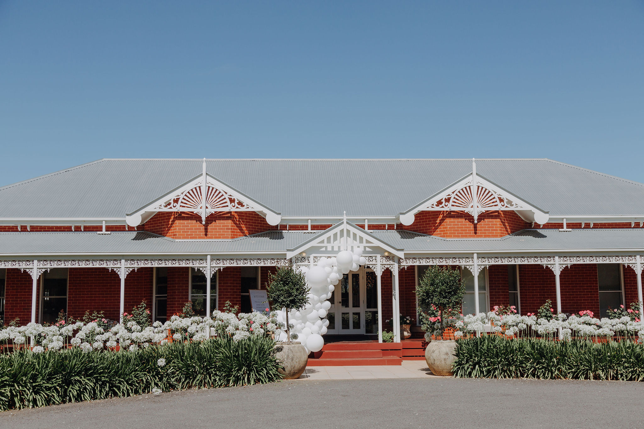 Modern romantic wedding of Amy and Brandon at Olivehouse Function Centre, Kialla. Photo by Veri Photography.