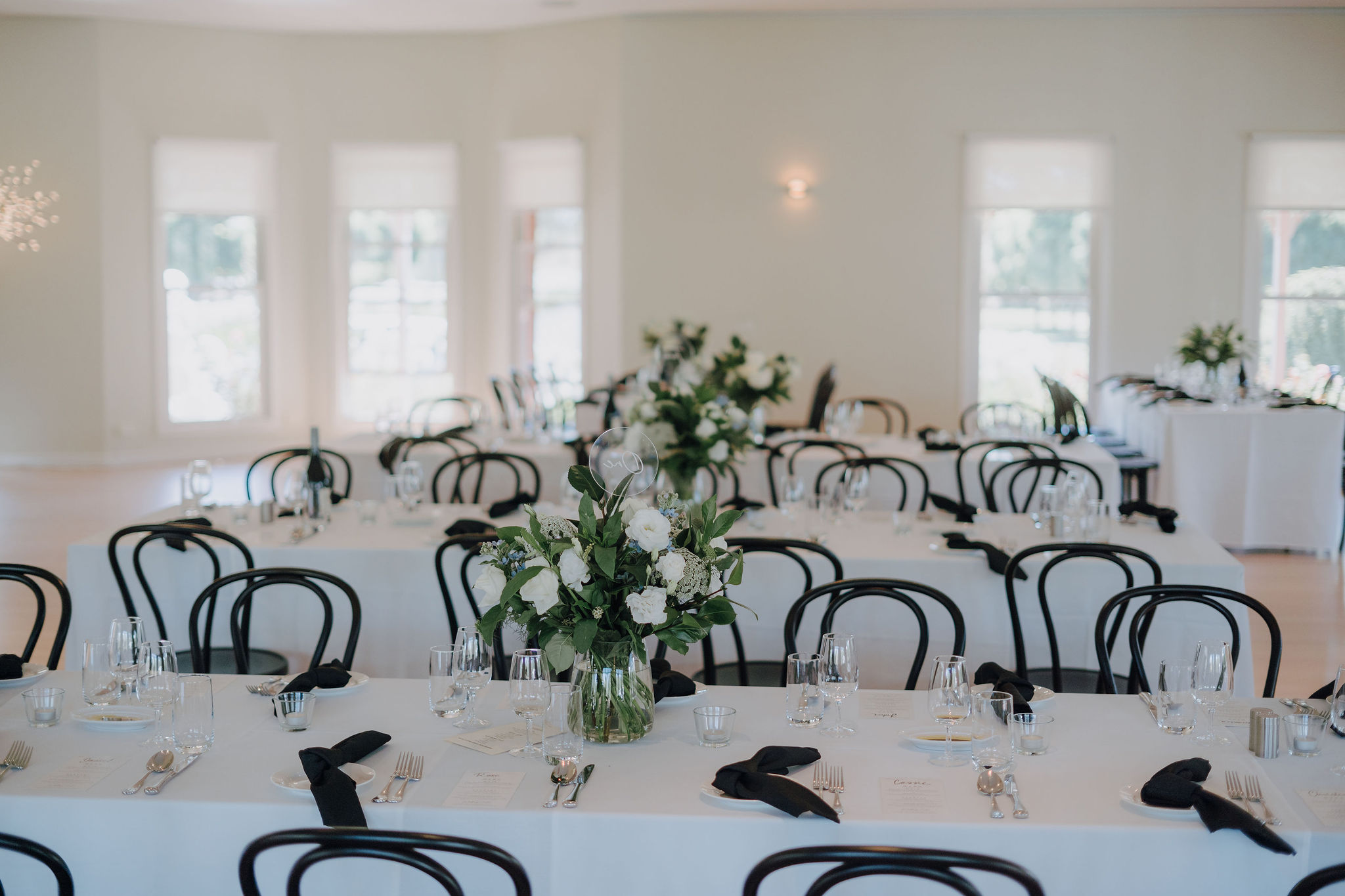 Modern romantic wedding of Amy and Brandon at Olivehouse Function Centre, Kialla. Photo by Veri Photography.