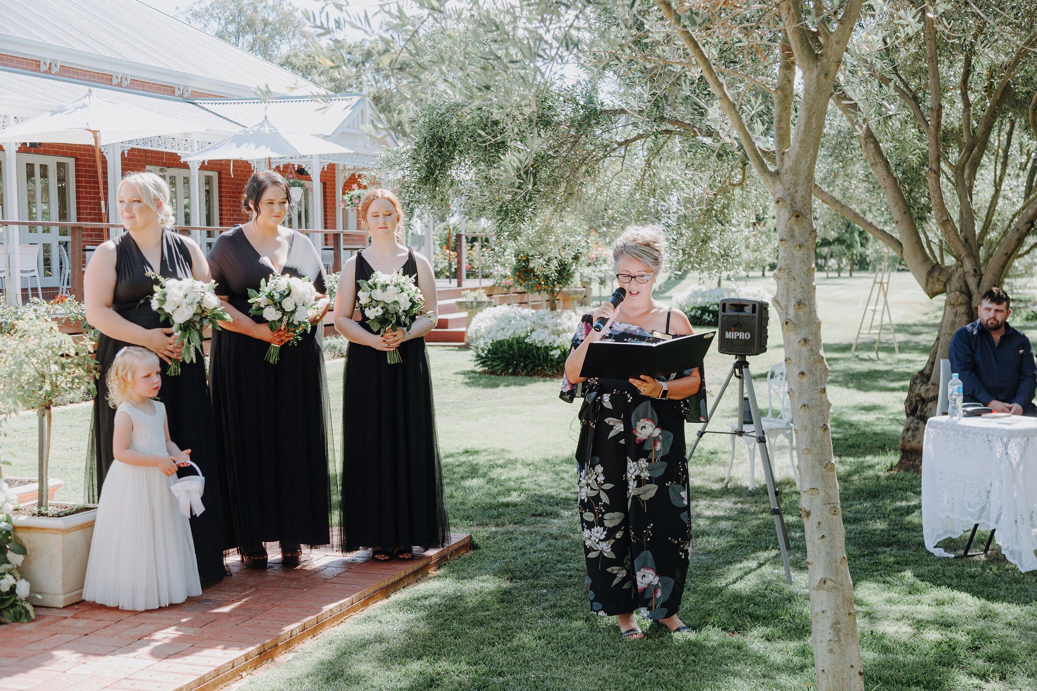 Modern romantic wedding of Amy and Brandon at Olivehouse Function Centre, Kialla. Photo by Veri Photography.