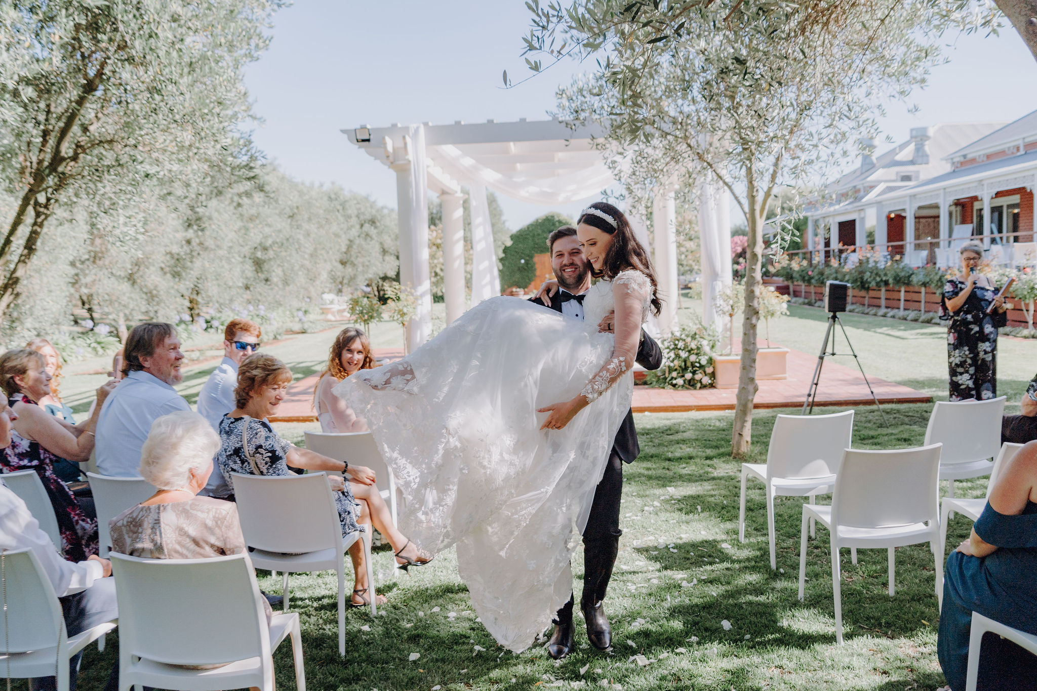 Modern romantic wedding of Amy and Brandon at Olivehouse Function Centre, Kialla. Photo by Veri Photography.