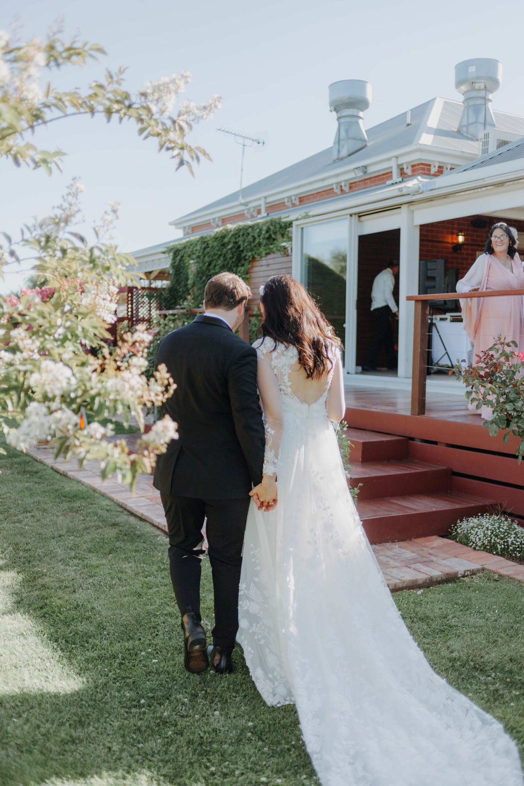 Modern romantic wedding of Amy and Brandon at Olivehouse Function Centre, Kialla. Photo by Veri Photography.