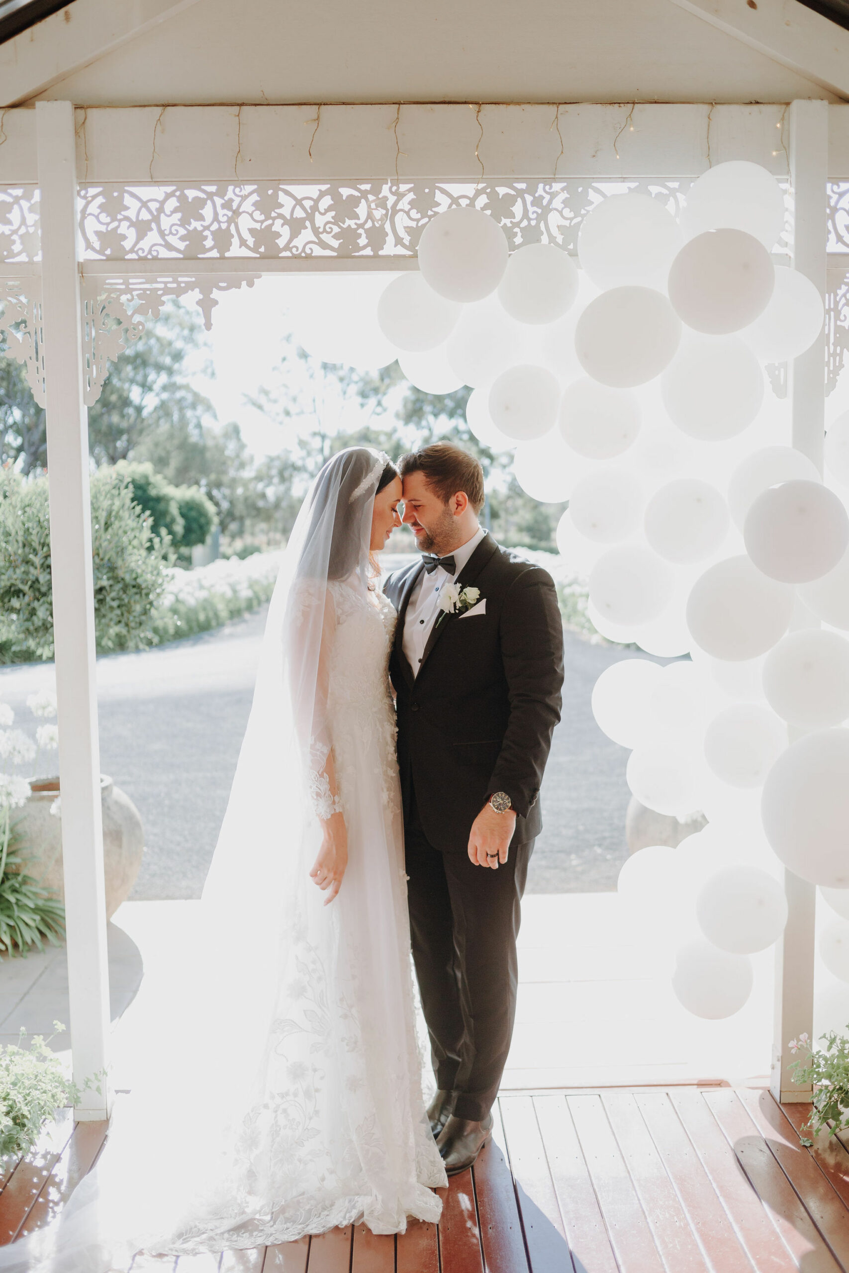 Modern romantic wedding of Amy and Brandon at Olivehouse Function Centre, Kialla. Photo by Veri Photography.