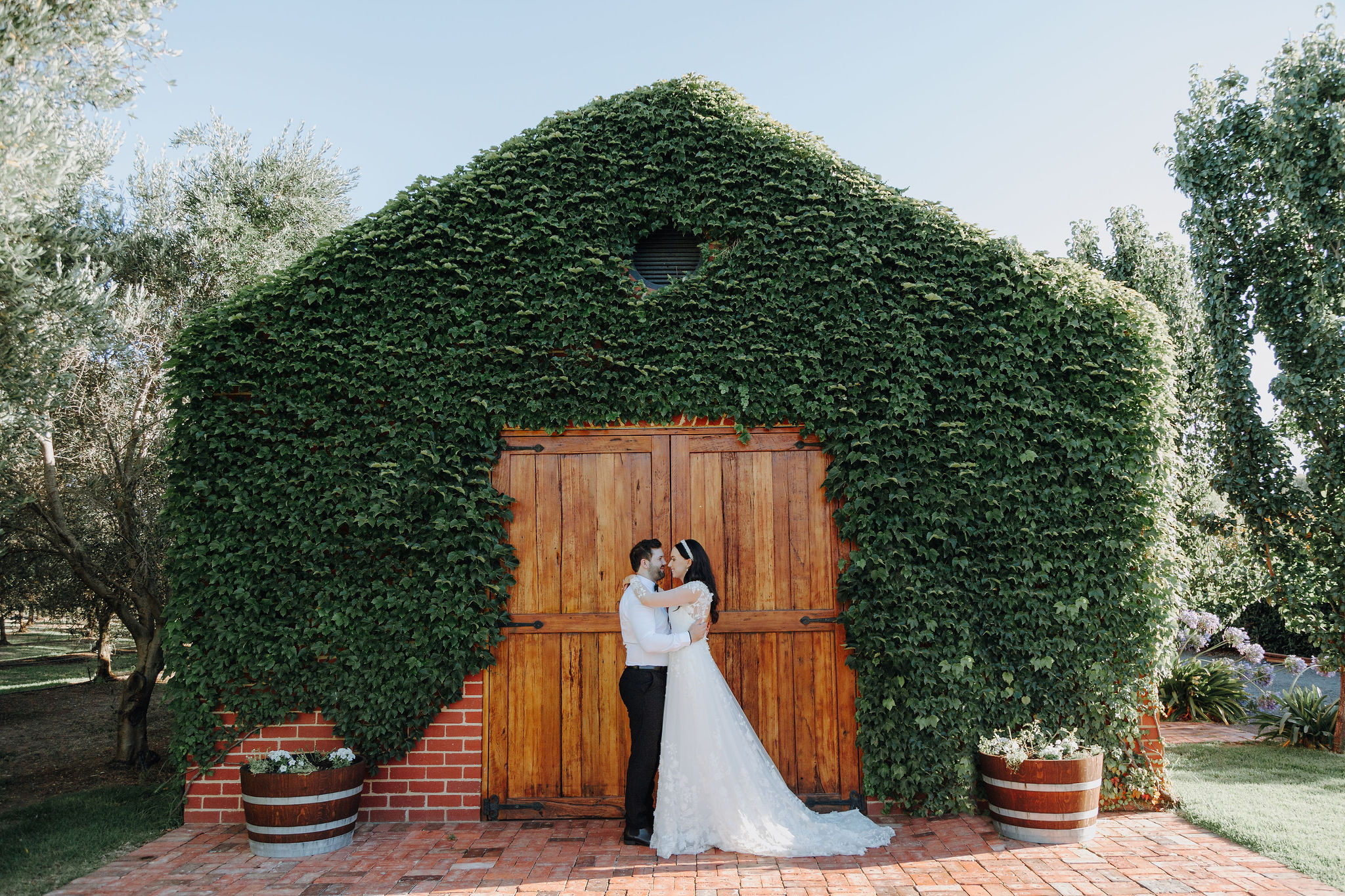 Modern romantic wedding of Amy and Brandon at Olivehouse Function Centre, Kialla. Photo by Veri Photography.