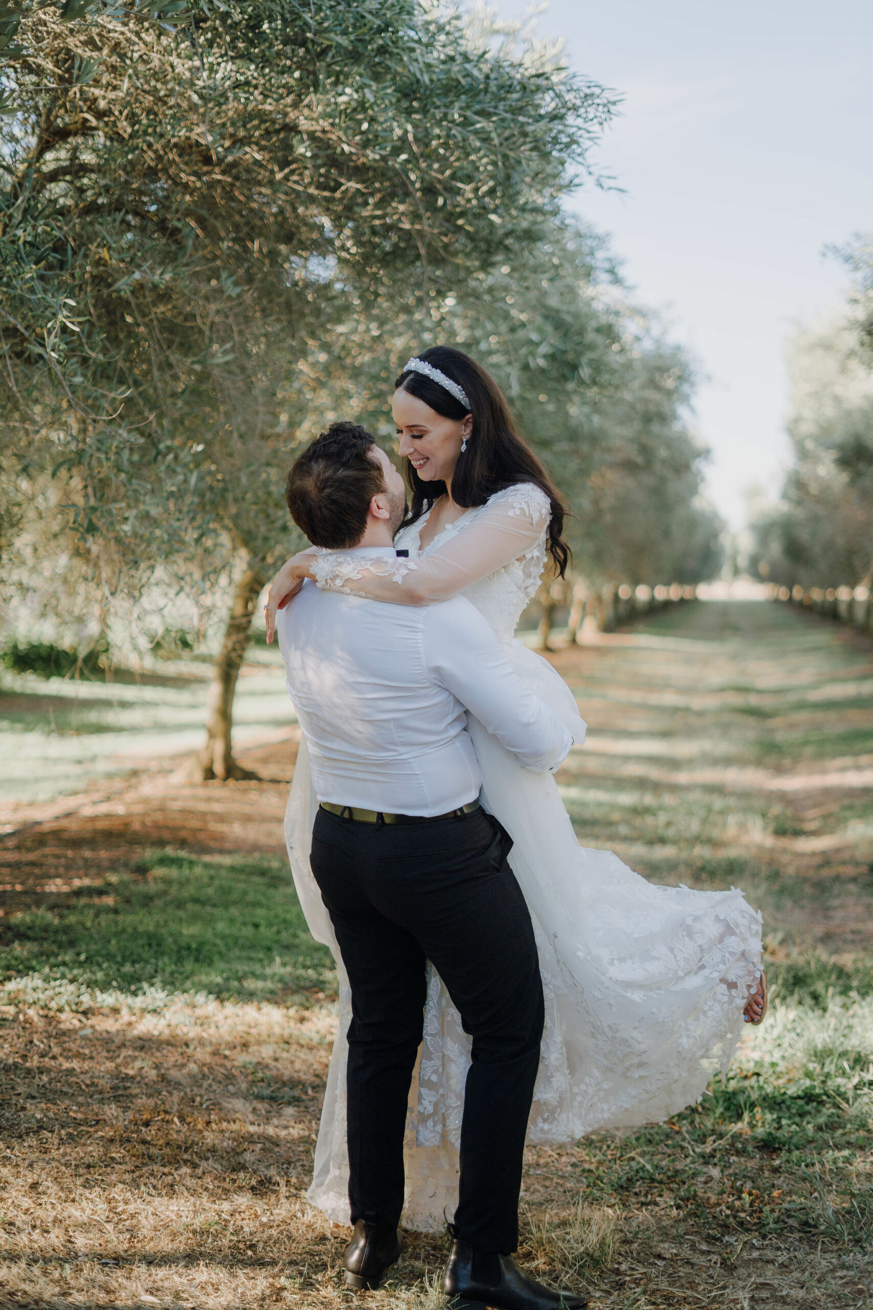 Modern romantic wedding of Amy and Brandon at Olivehouse Function Centre, Kialla. Photo by Veri Photography.