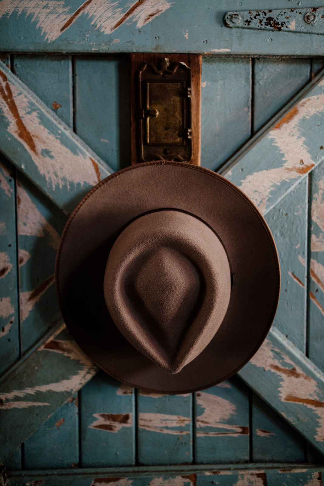 Wild & Bear fedora hat at Tooraloo Farmstay wedding, Sam Wyper Photography, Lauren and Andrew