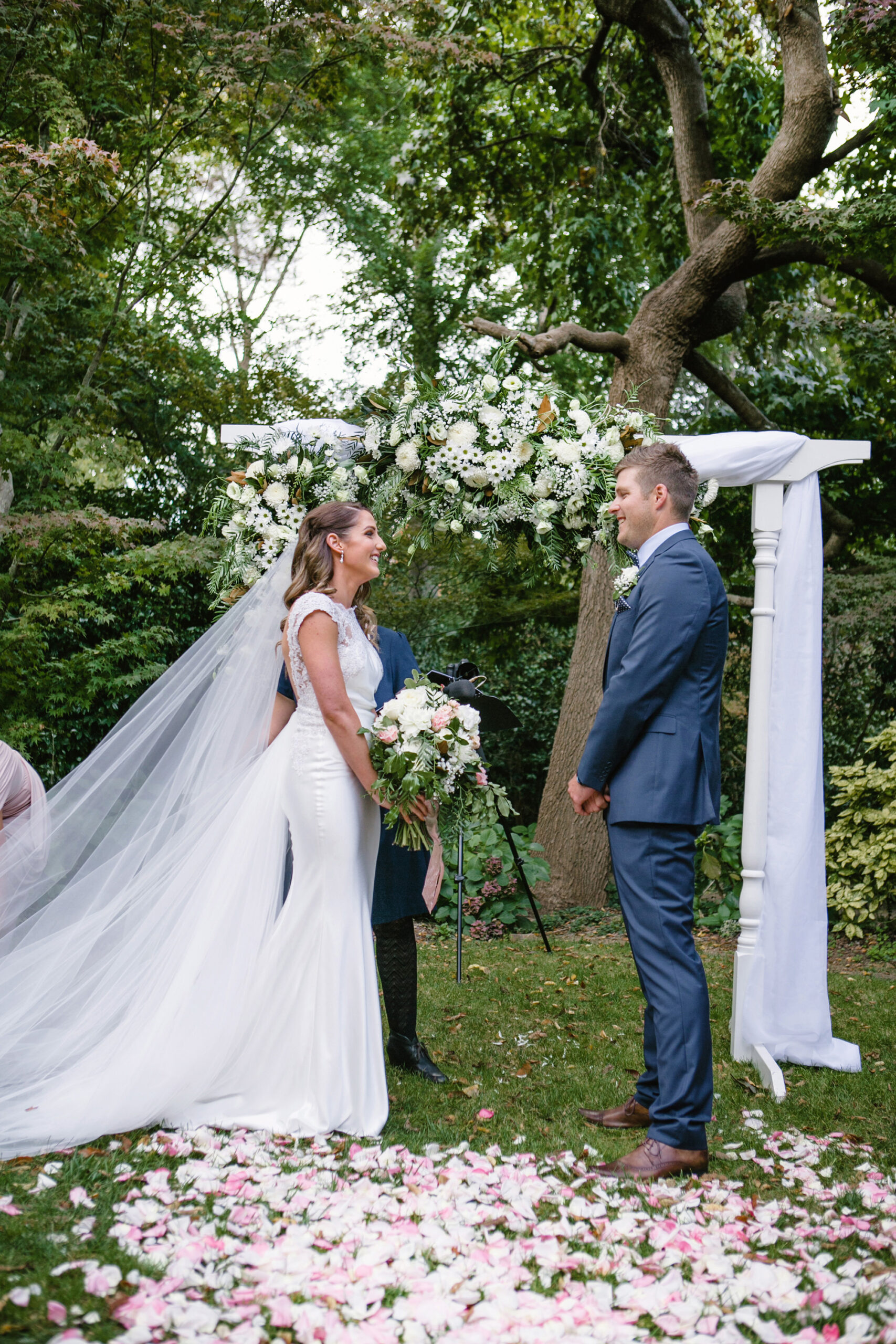 Garden Wonder Tara And Ryans Modern Classic Wedding Easy Weddings 