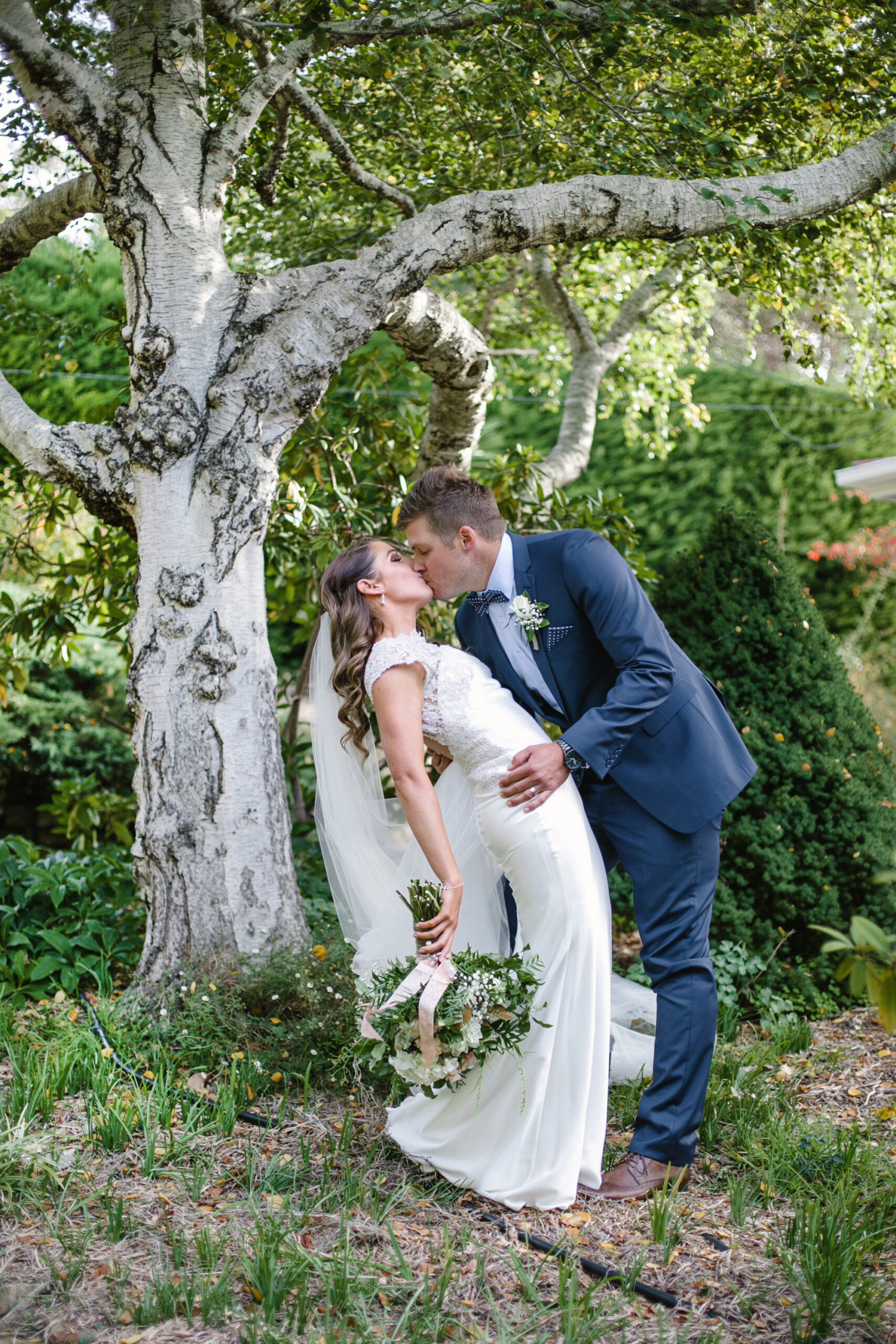 Garden Wonder Tara And Ryans Modern Classic Wedding Easy Weddings 