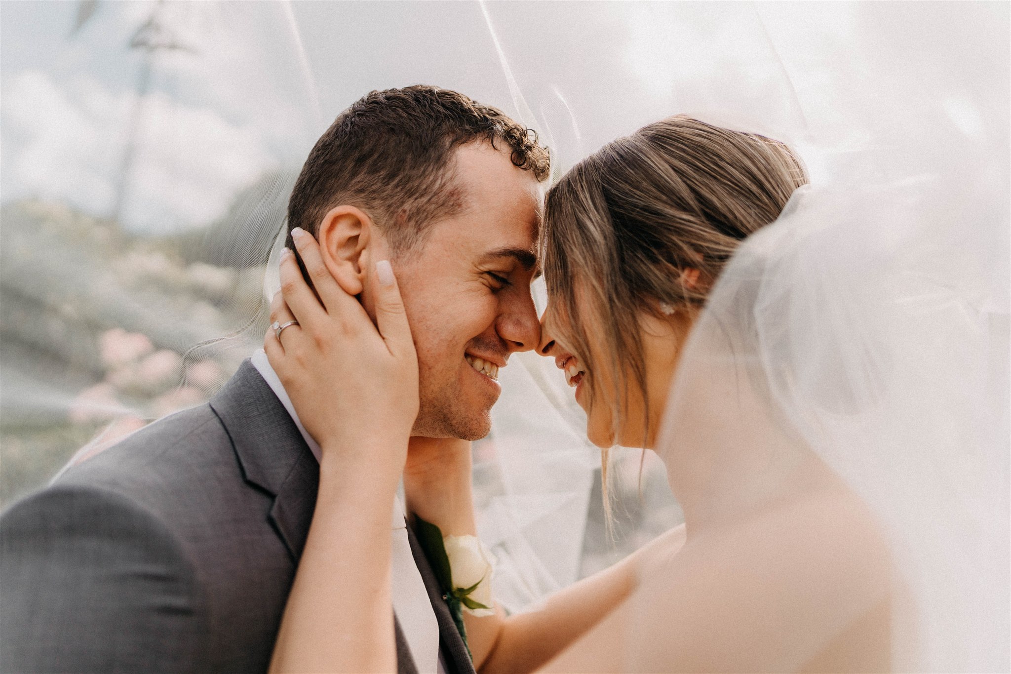 Modern romantic wedding at Yarra Ranges Estate, Victoria. Photo by Single Soul. Lauren and Damir.