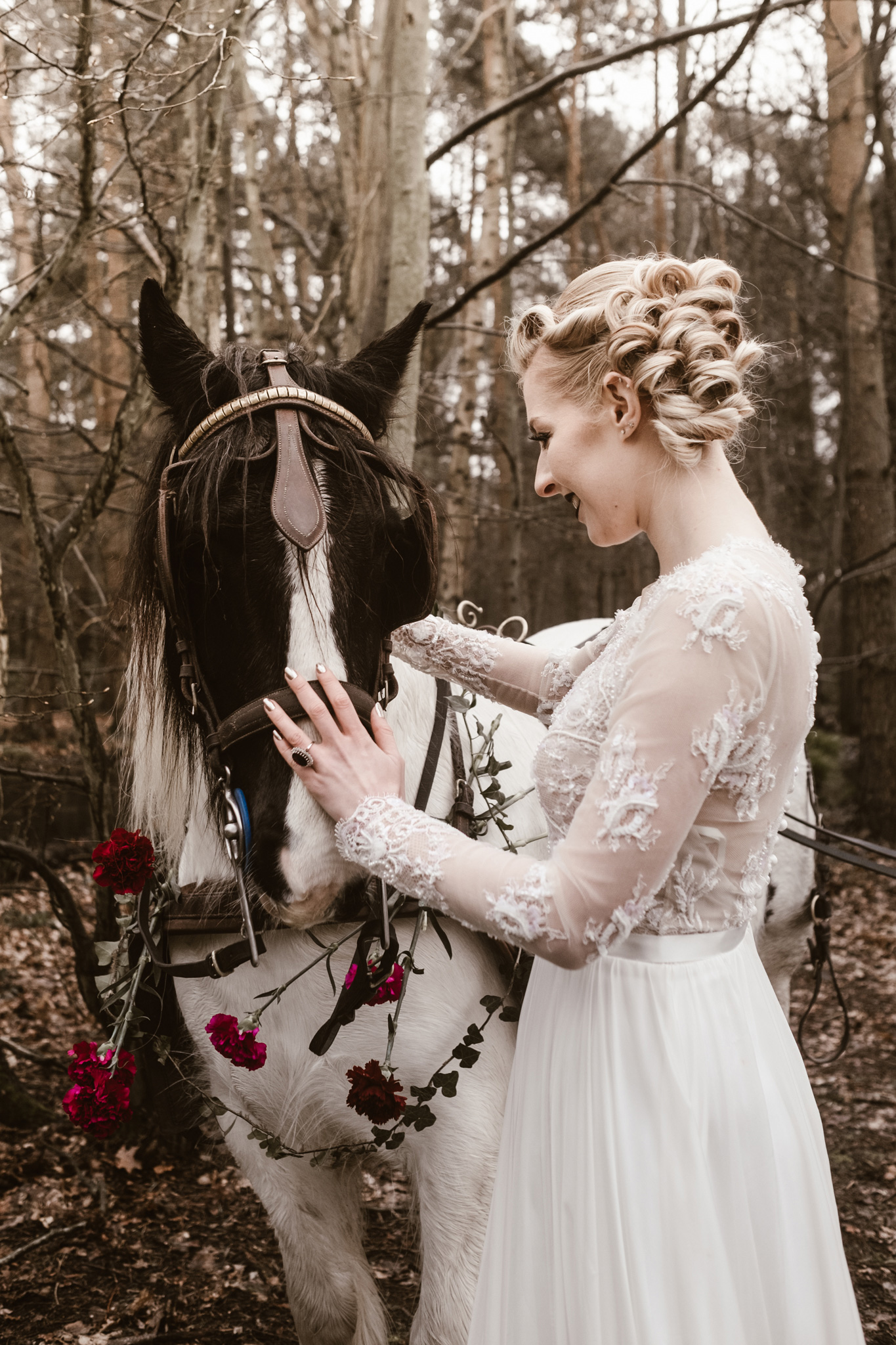 Dark-Romantic-Woodland_Wedding-Inspiration_Photography-by-Grace-Hill_008
