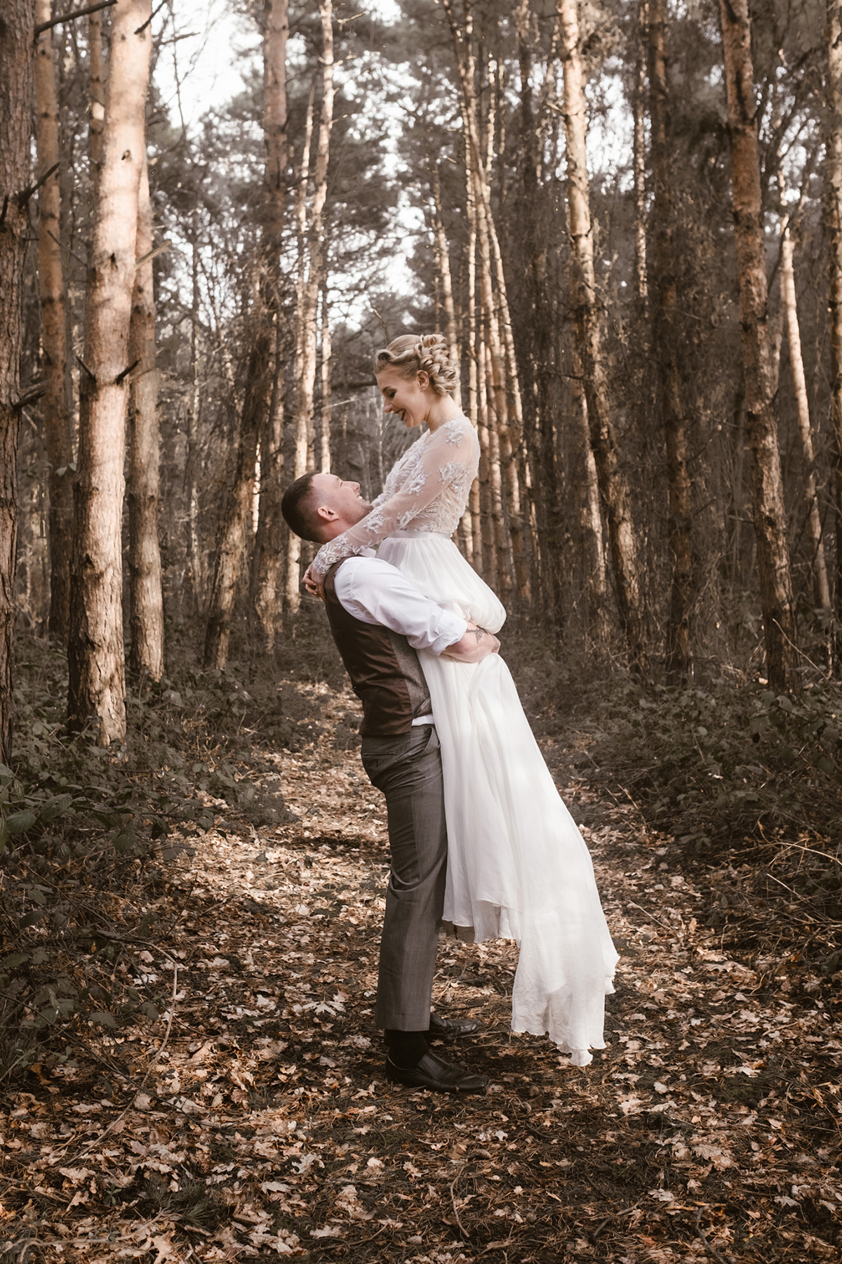 Dark-Romantic-Woodland_Wedding-Inspiration_Photography-by-Grace-Hill_SBS_036