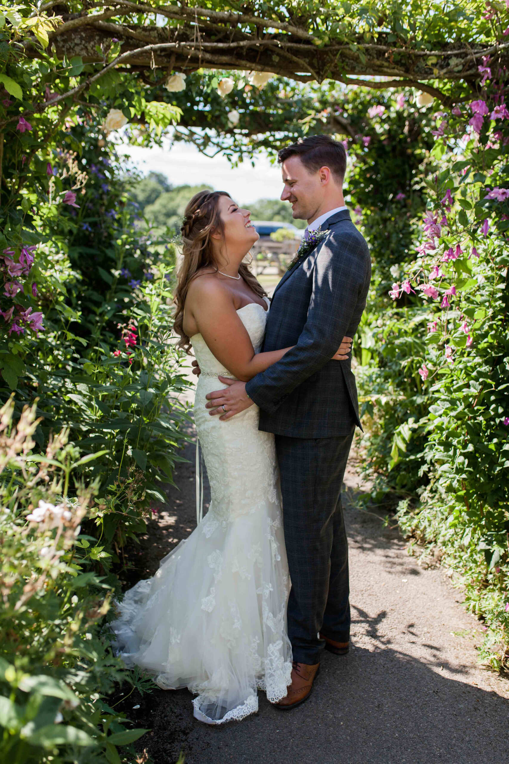 Demi_Kyle_Rustic-Barn-Wedding_Hannah-Frances-Photography_028