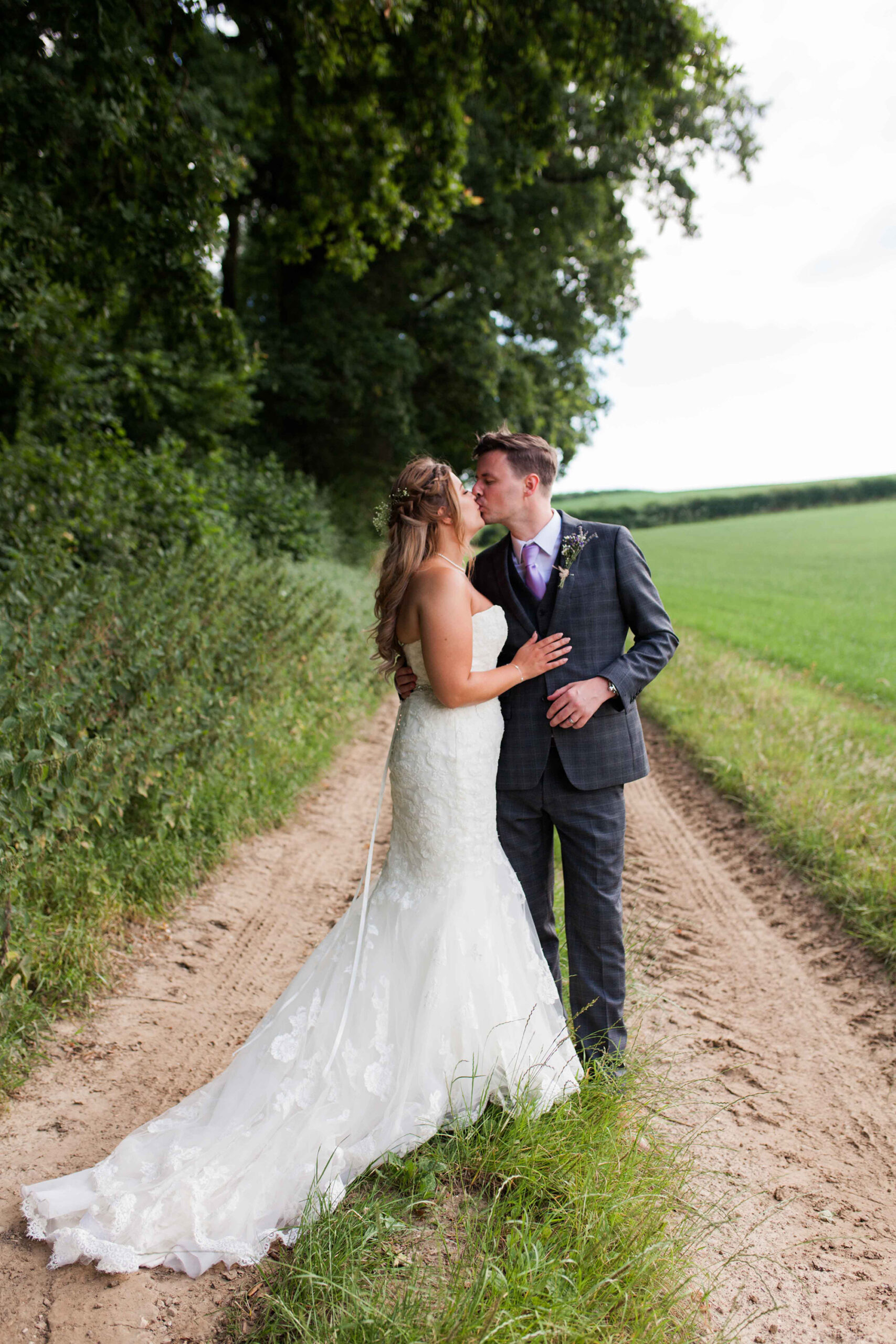 Demi_Kyle_Rustic-Barn-Wedding_Hannah-Frances-Photography_034