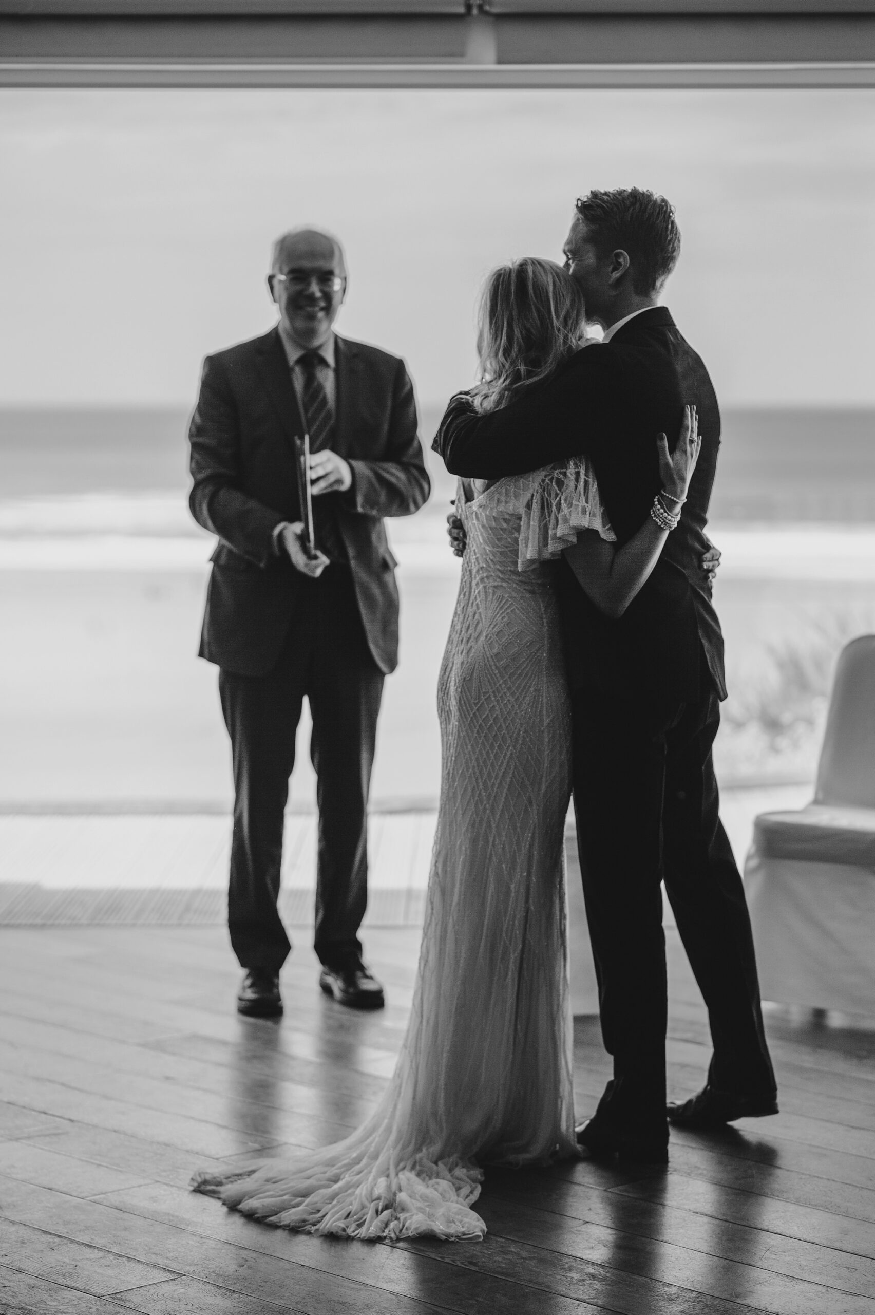 Emma_Adam_Elegant-Beachfront-Wedding_014