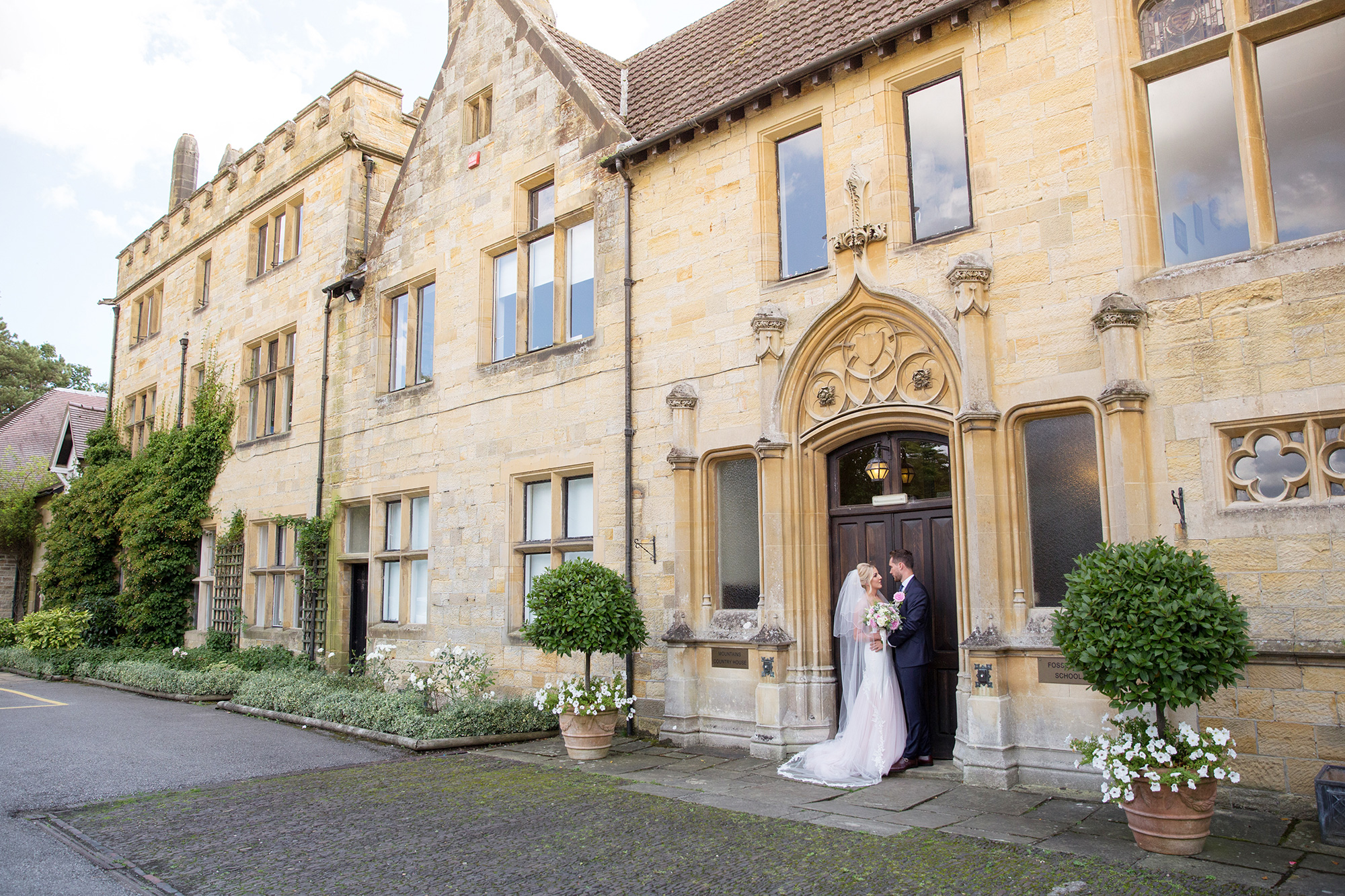 Emma Jon Modern Romantic Wedding Helen England Photography 032