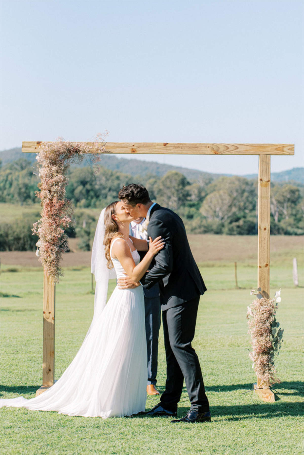 Plunket Villa Tamborine wedding in Queensland for Jess and James. Photographed by Lauren Olivia.