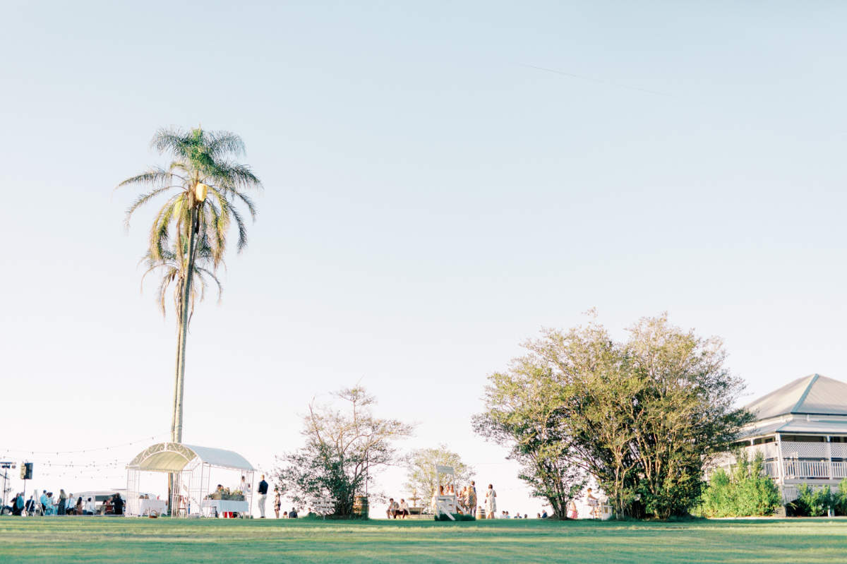 Plunket Villa Tamborine wedding in Queensland for Jess and James. Photographed by Lauren Olivia.