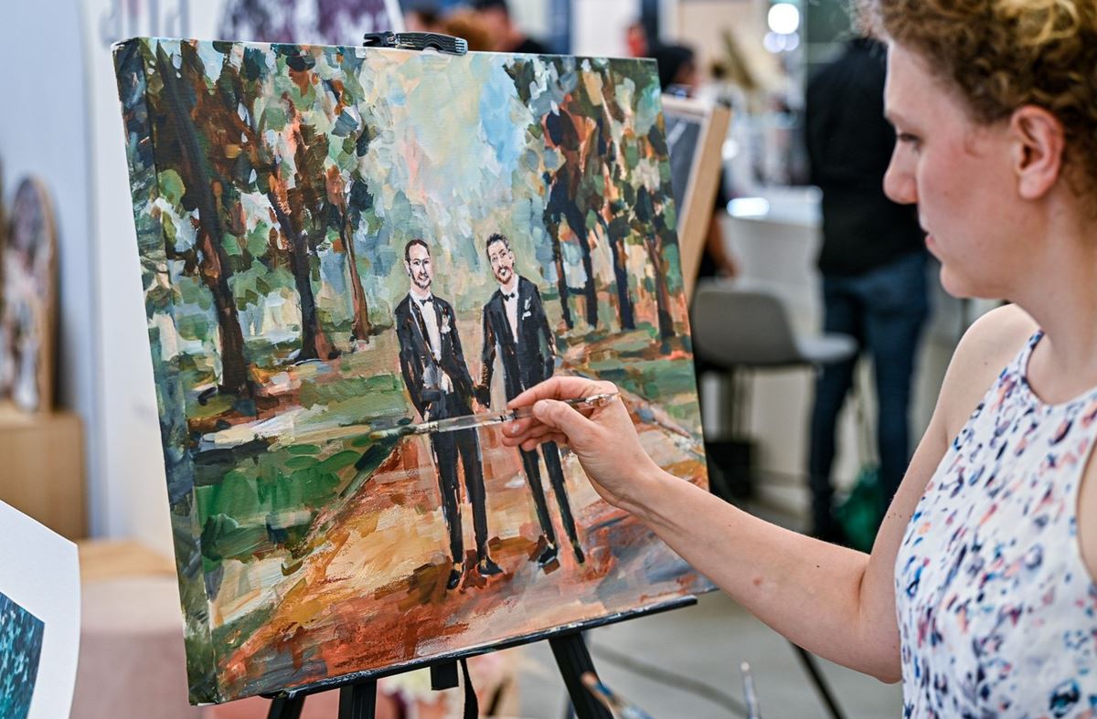 Non-traditional wedding ideas live wedding painter